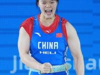 开云体育中国-俄罗斯女子举重选手力克对手，夺得金牌