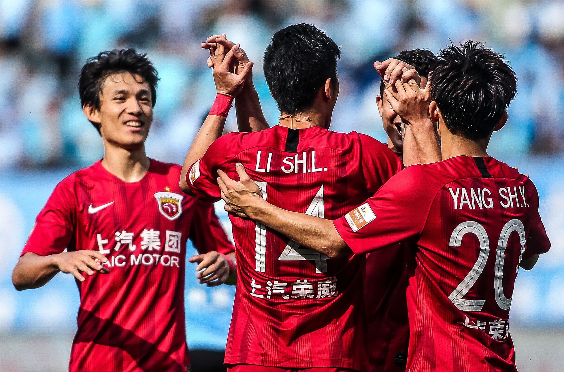 上海上港主场2-1击败广州富力，取得本赛季中超首场胜利