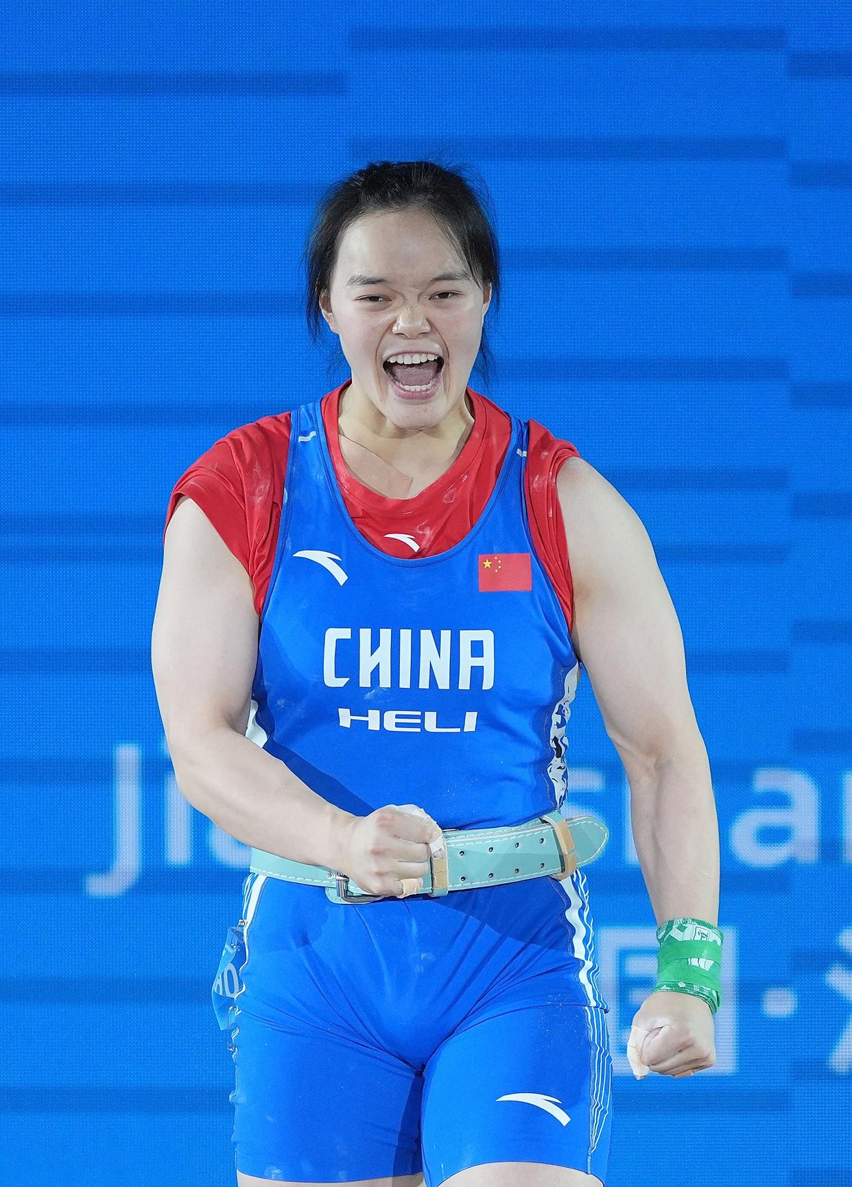 俄罗斯女子举重选手力克对手,夺得金牌 俄罗斯女子举重选手力克对手,夺得金牌