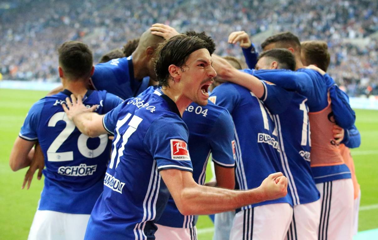 沙尔克球迷聚集欢呼，球队笑傲赛场的简单介绍