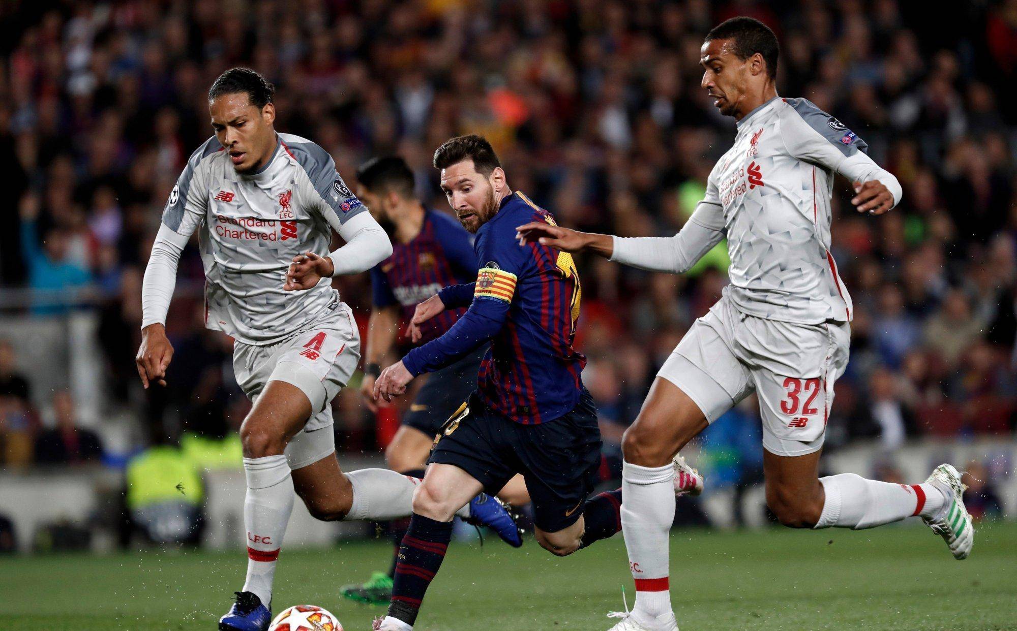 足球聚焦球员默契配合,比赛壮观精彩 足球聚焦球员默契配合,比赛壮观精彩