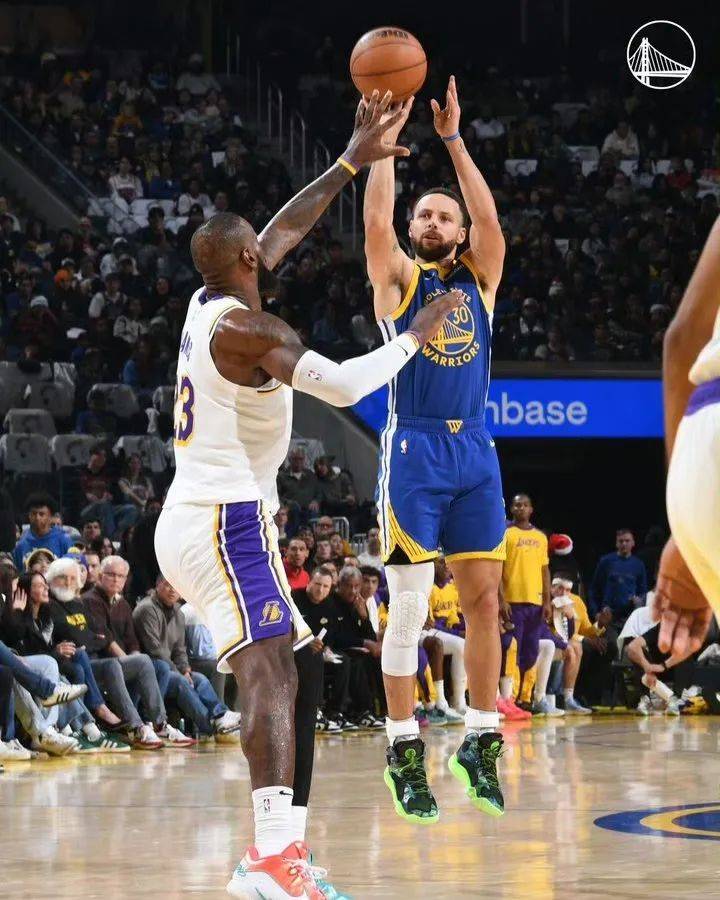 勇士主场力克湖人,取得三连胜 勇士主场力克湖人,取得三连胜