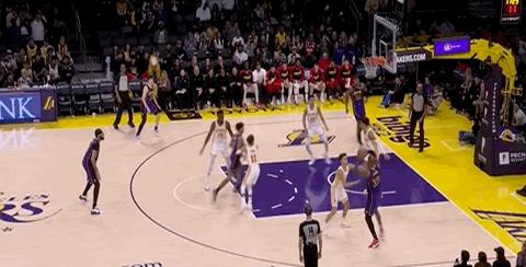 湖人惨败老鹰，詹姆斯砍下31分